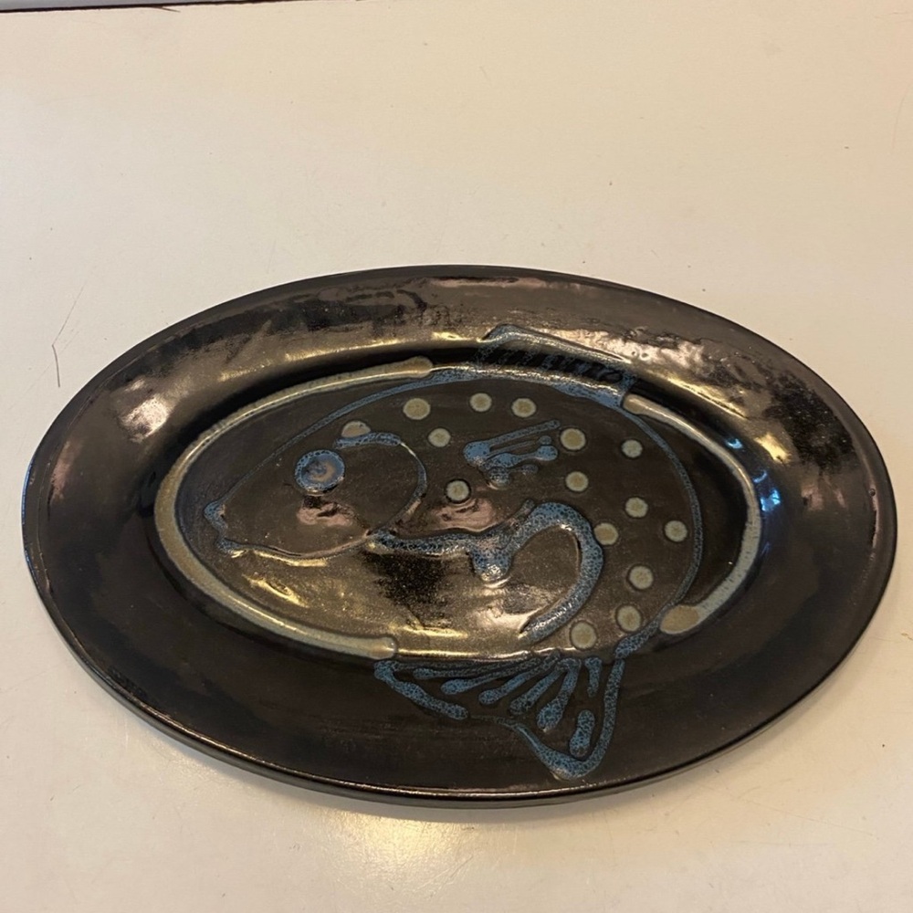 Black oval plate with fish design